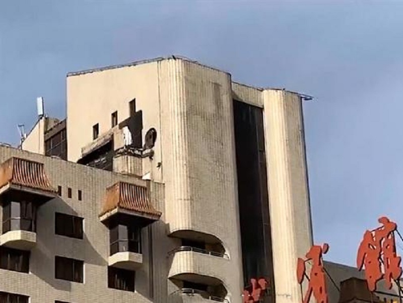 女留學表示,自己入住酒店如廢棄樓。網圖