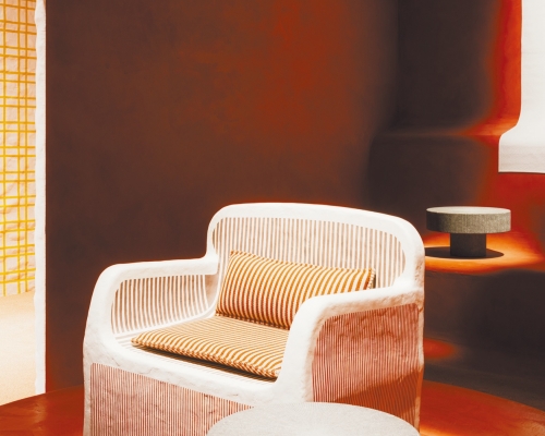 SILLAGE D’HERMÈS扶手椅由Studio Mumbai的建築師設計，利用櫸木製成框架及再生紙包覆，上面的微纖維茄士咩椅墊以FSC（森林管理委員會）認證木材製造。