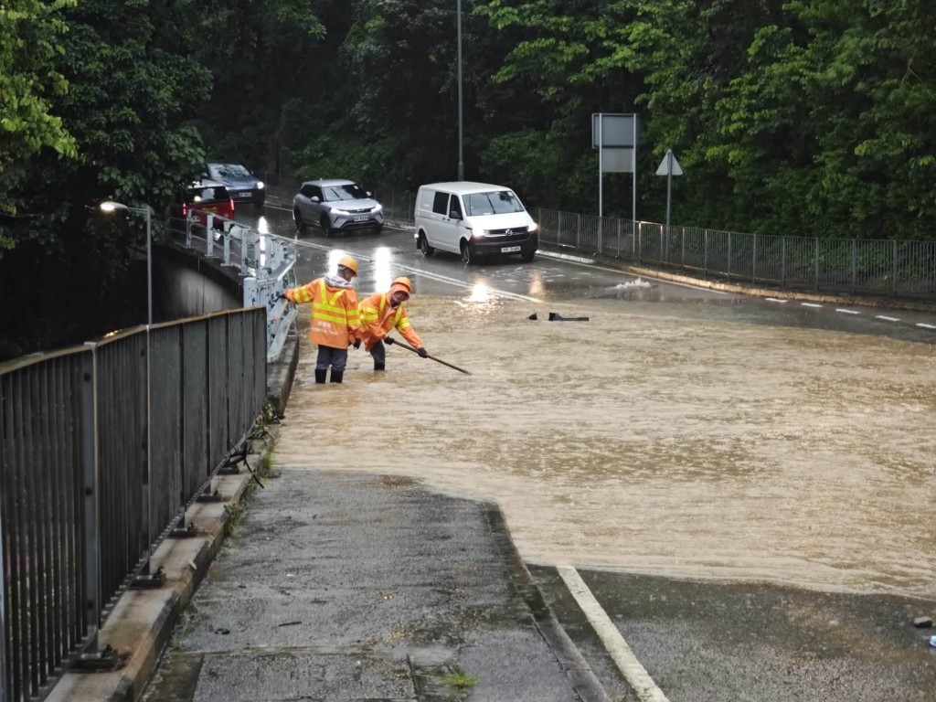 渠務署緊急應變隊伍於荃灣芙蓉山路完成處理水浸個案。fb「下水水 Drainy」圖片 渠務署緊急應變隊伍於荃灣芙蓉山路完成處理水浸個案。fb「下水水 Drainy」圖片