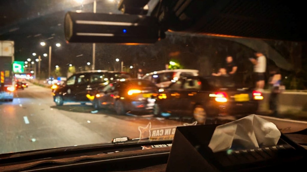 新田公路7車相撞至少6傷 往元朗一度全封。FB：車cam L（香港群組）