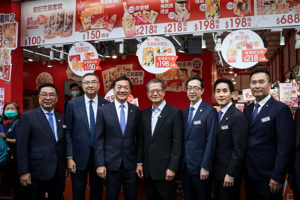 財政司司長陳茂波參觀工展會攤擋。