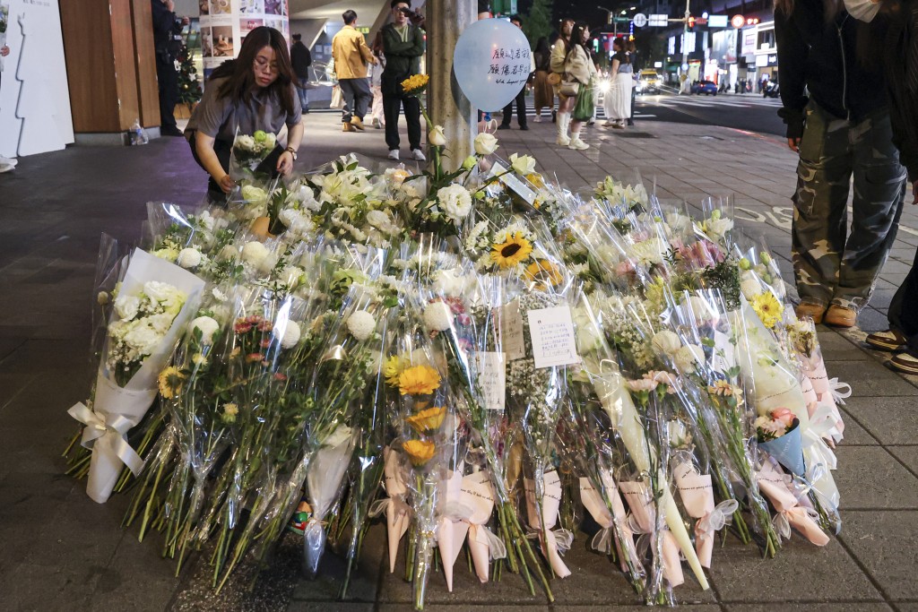 民眾自發到捷運中山站的案發現場獻花悼念。中央社