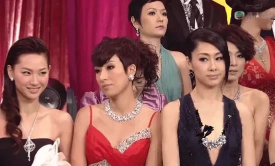 有網民覺得林淑敏、滕麗名和呂慧儀事件,猶如楊茜堯與胡定欣在2010年《萬千星輝頒獎典禮》台上互藐的一幕。 有網民覺得林淑敏、滕麗名和呂慧儀事件,猶如楊茜堯與胡定欣在2010年《萬千星輝頒獎典禮》台上互藐的一幕。