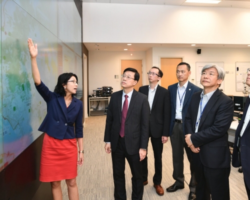 保安局局長李家超（左二）在緊急事故監察及支援中心聽取匯報。政府新聞處圖片