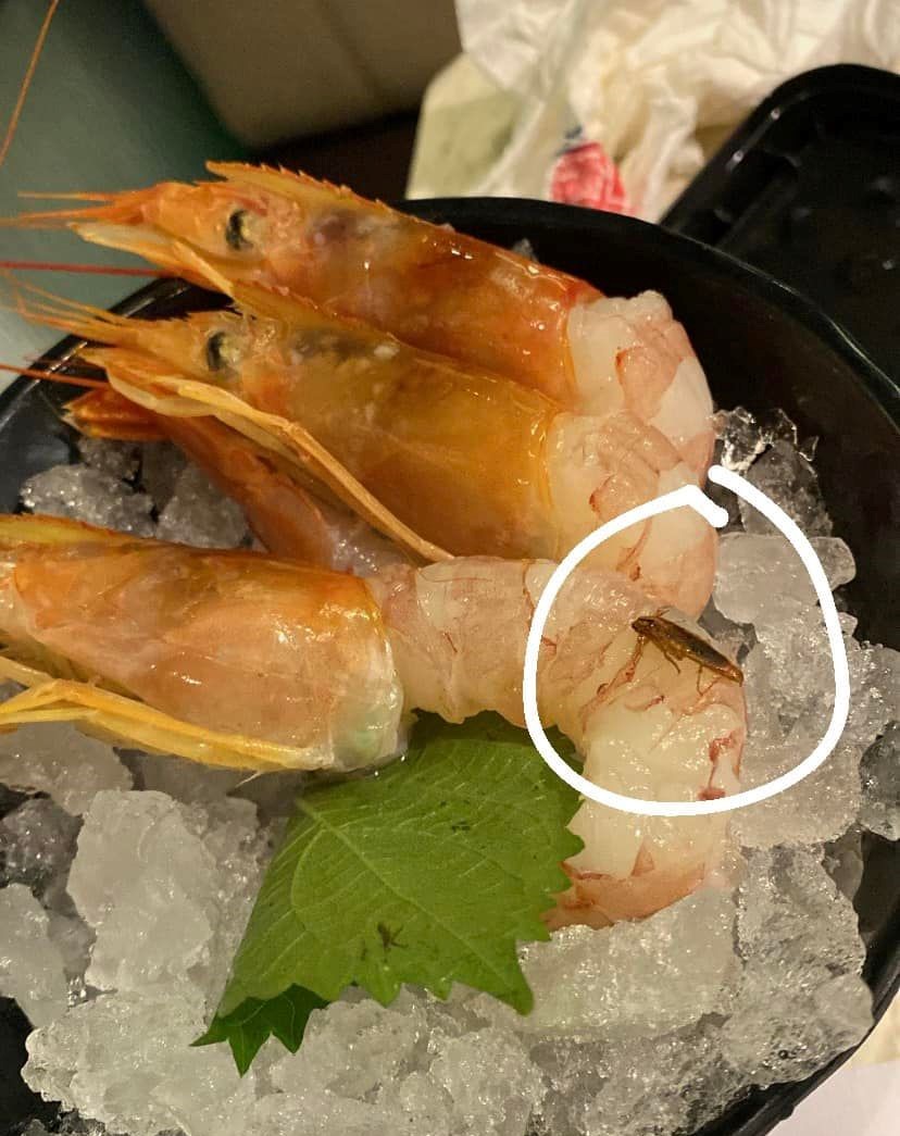 网民享用放题时发现刺身被「加料」。「香港寿司刺身关注组」FB图片