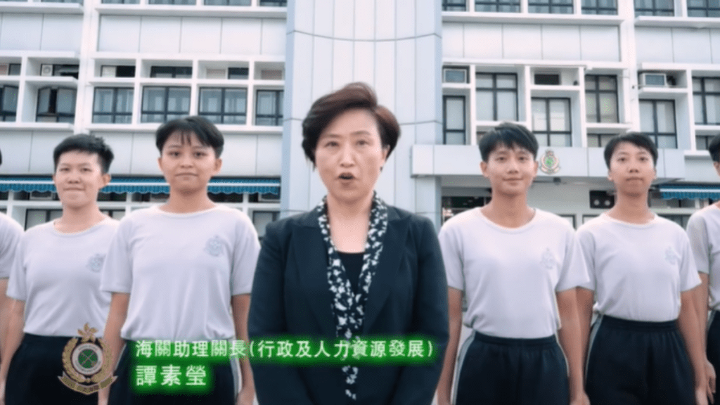 助理關長（行政及人力資源發展）譚素瑩（中）現身影片呼籲市民投票。海關fb