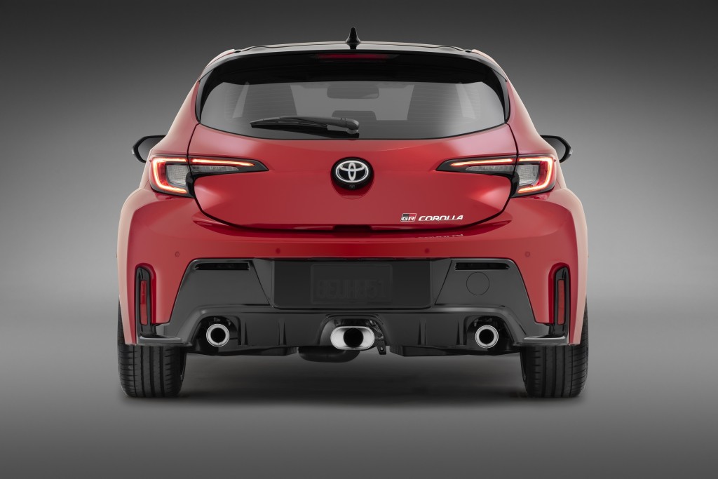 豐田2025年北美新版GR Corolla車尾維持三出式排氣喉組合 豐田2025年北美新版GR Corolla車尾維持三出式排氣喉組合