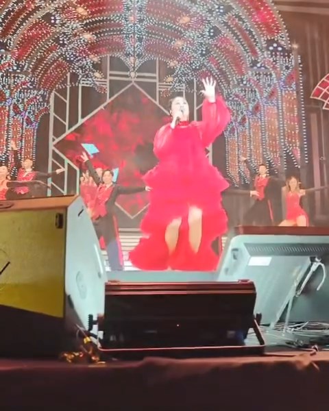 汪明荃年近80歲仍開到演唱會，在台上唱歌幾小時，更在表演中加入不少舞步，令不少人佩服。