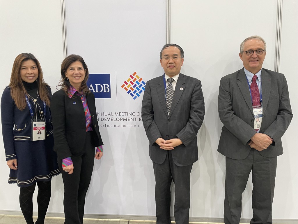 左起：香港駐東京經濟貿易首席代表歐慧心、亞洲開發銀行副行長Roberta Casali、許正宇、亞洲開發銀行司庫Pierre Van Peteghem。