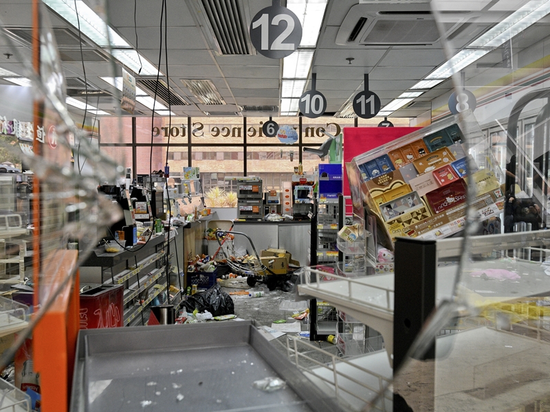 校內一片狼藉。