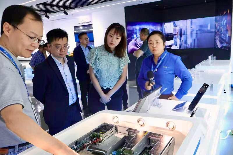 創新科技及工業局副局長張曼莉(右二)參觀一家高端半導體晶片企業。創新科技及工業局FB圖片 創新科技及工業局副局長張曼莉(右二)參觀一家高端半導體晶片企業。創新科技及工業局FB圖片