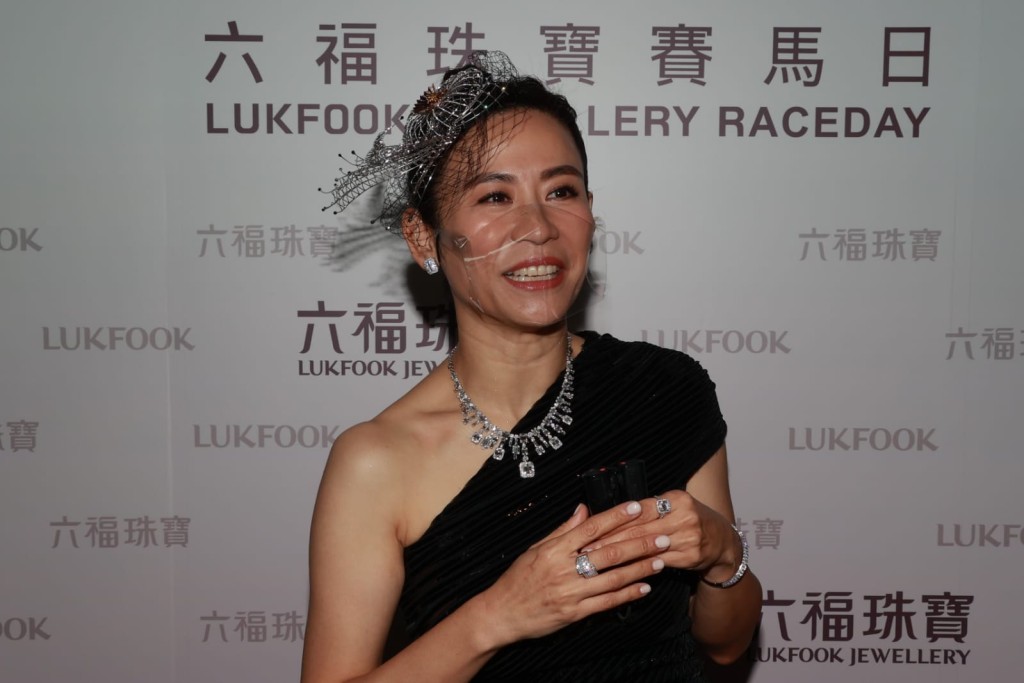 宣萱佩戴價值3百萬元鑽飾到場。