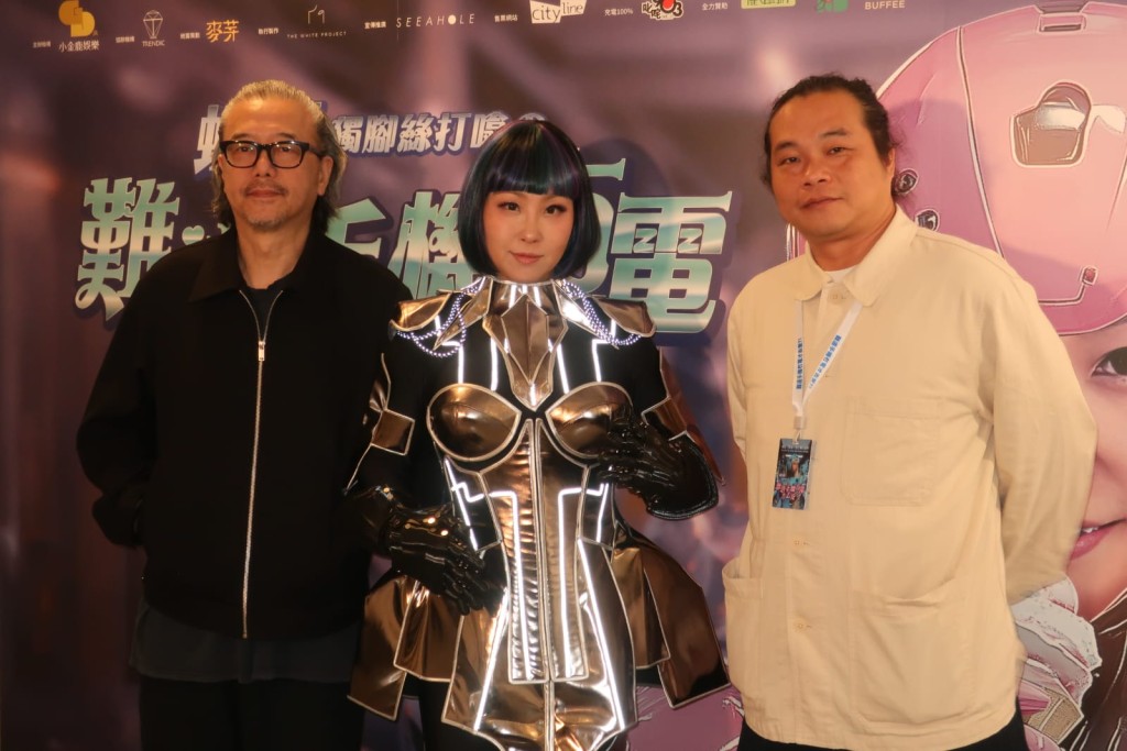 蝦頭指以演員思維去創作劇本甚艱難,幸有張錦程(左)和導演海潮(右)鞭策。 蝦頭指以演員思維去創作劇本甚艱難,幸有張錦程(左)和導演海潮(右)鞭策。