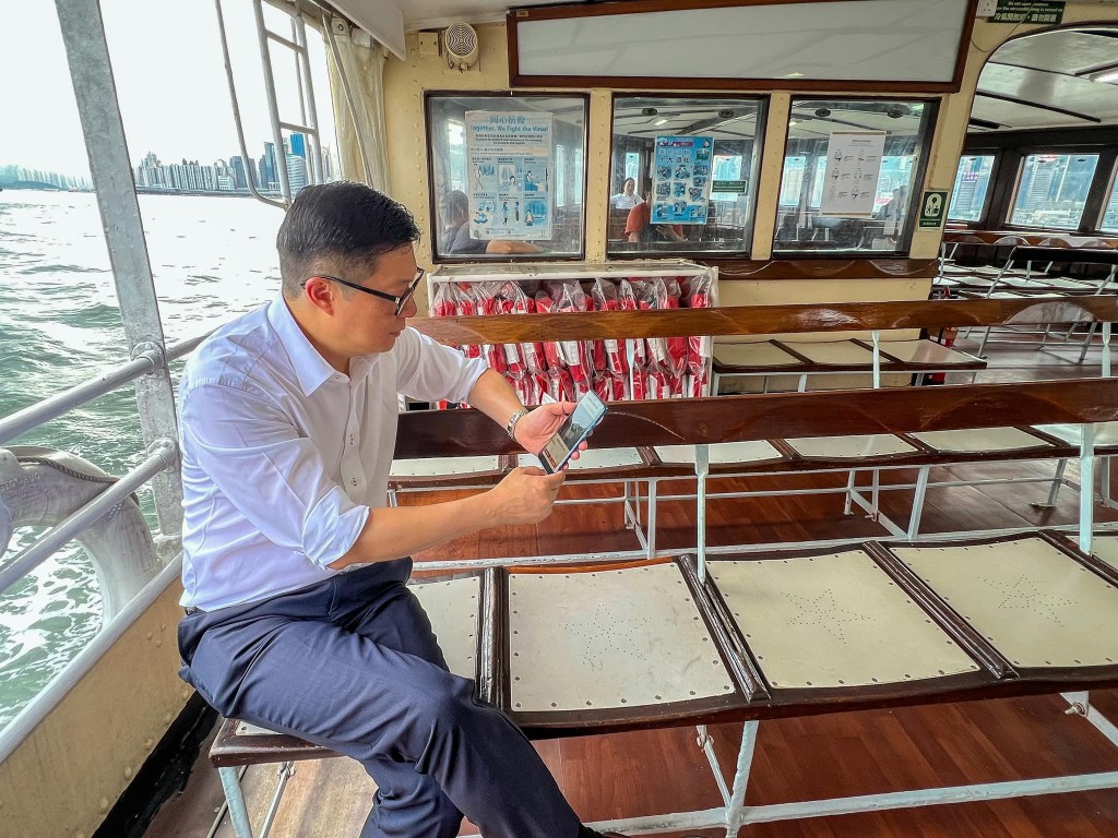 保安局局长邓炳强今日（1日）在社交专页发文，指他今天特意坐船由湾仔去尖沙咀，并与市民交流。邓炳强fb
