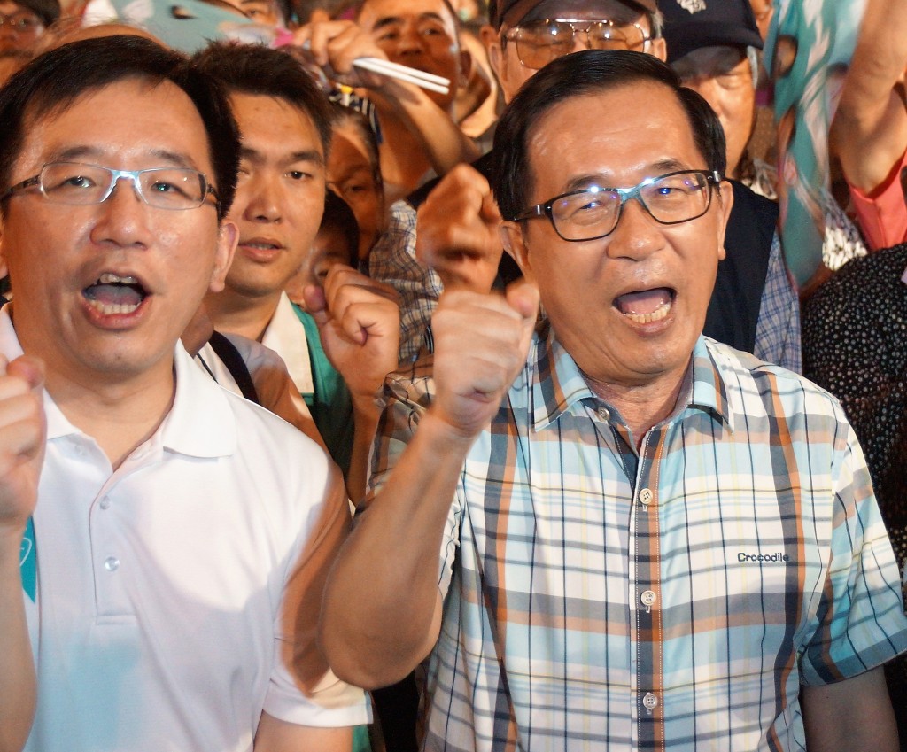 陳水扁和兒子陳致中一起出席競選活動。
