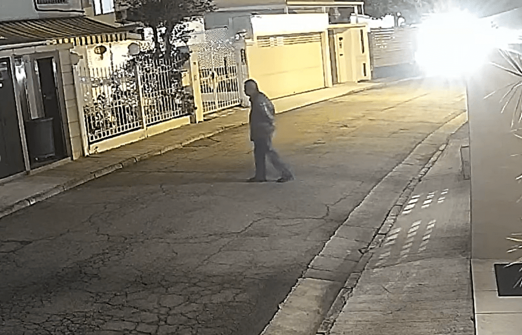 老伯押完煙後離去。fb：  錦綉住客大聯盟