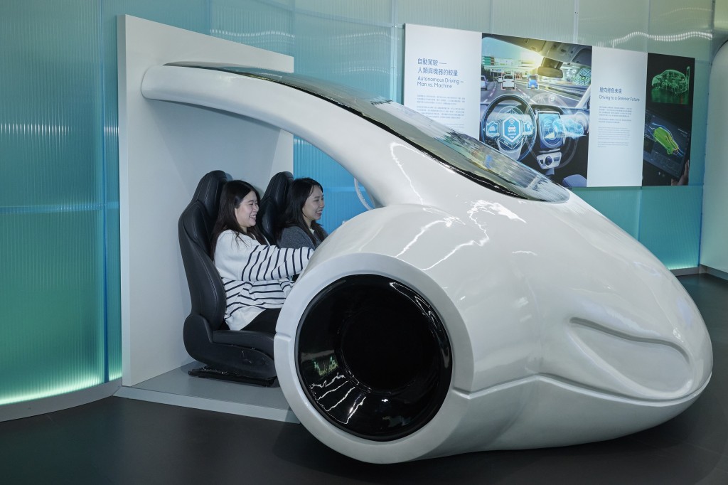 體驗自動駕駛汽車，透過先進感應器在沒有駕駛者干預的情況下行駛。（圖片來源：香港科學館）