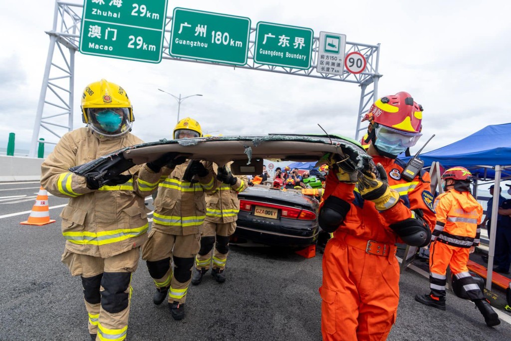 珠海市消防救援支队与香港消防处在港珠澳大桥进行联合跨境演练。