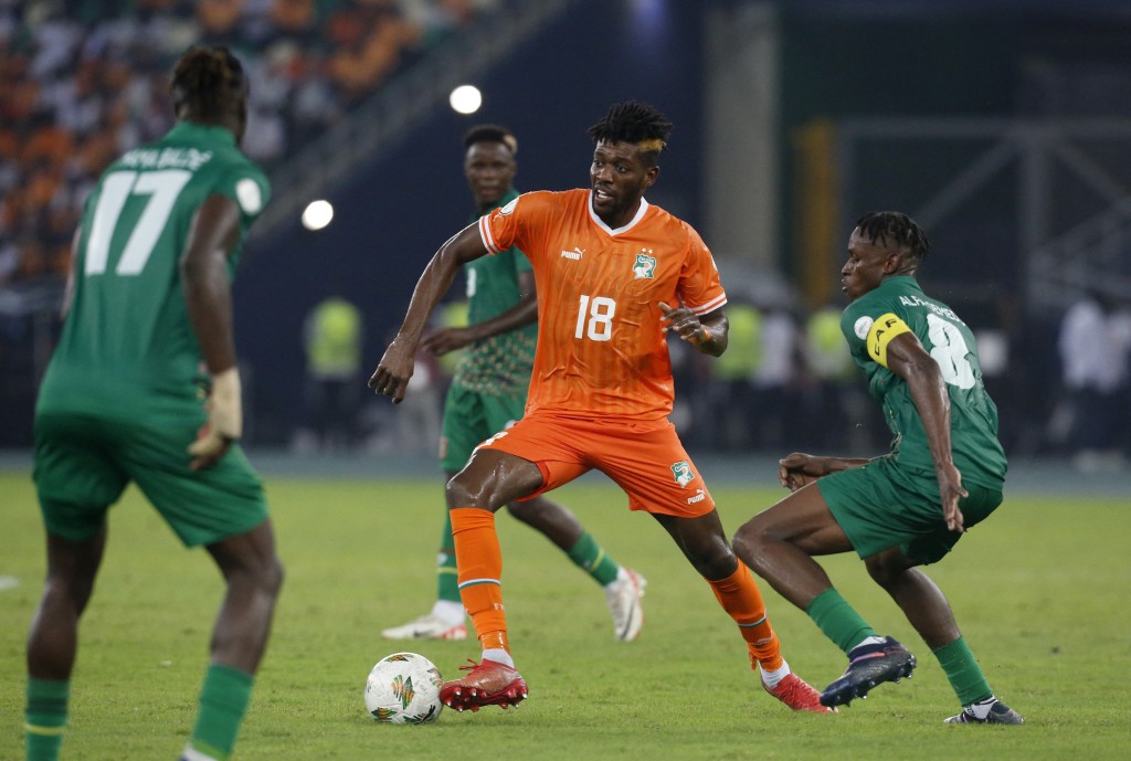 科特迪瓦(橙衫)2:0轻取畿内亚比绍。REUTERS