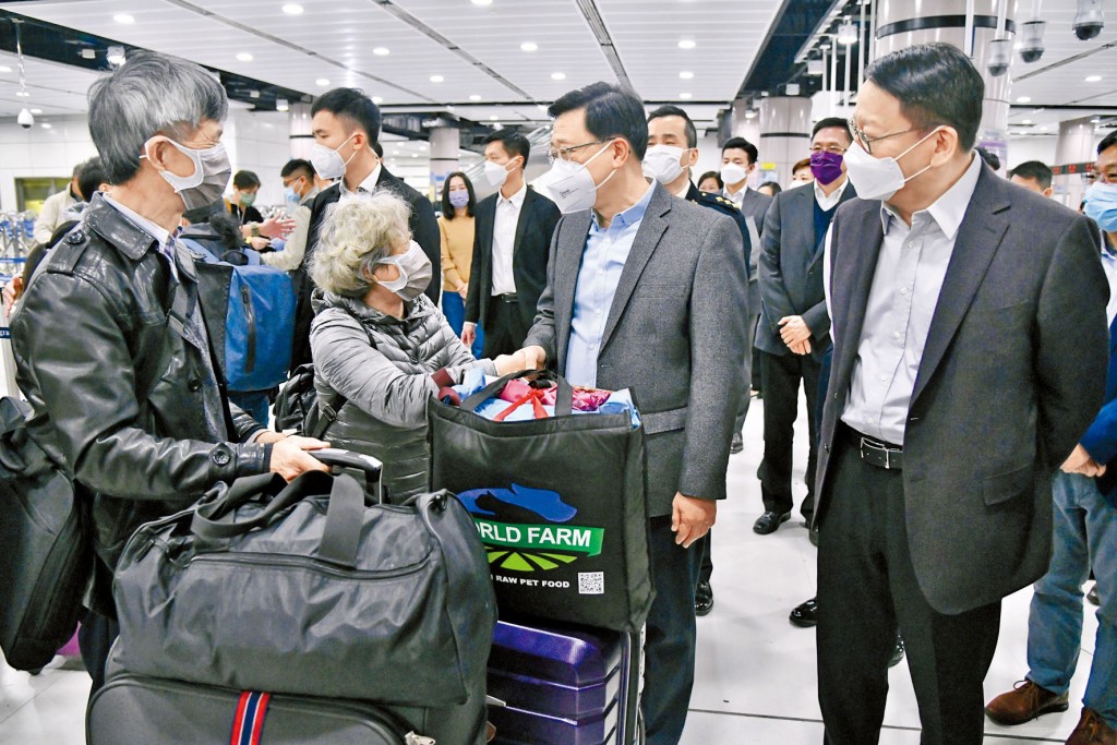 特首李家超视察落马洲支线首日通关，并与北上市民寒暄。