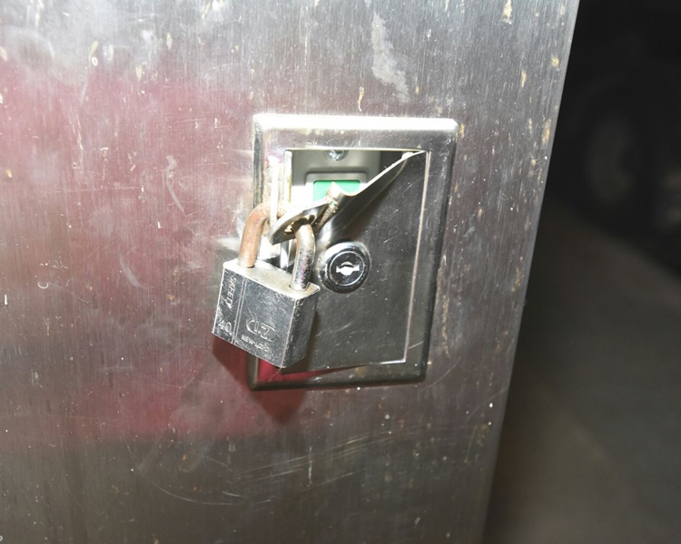 門外的電閘掣鎖門被撬毀。