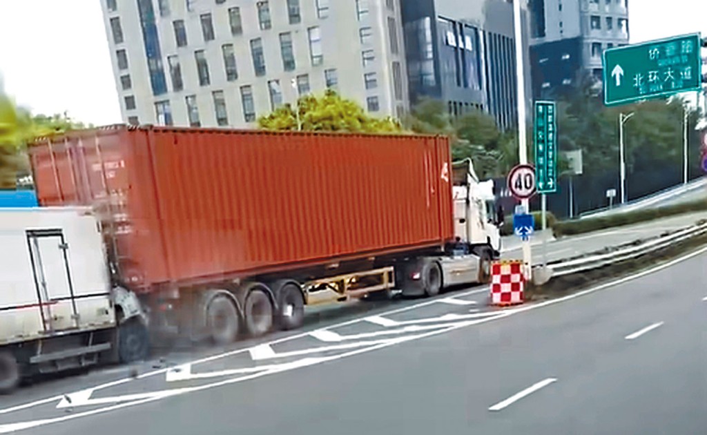 密斗貨車猛撼貨櫃車車尾，整個車頭壓扁，爛如廢鐵。