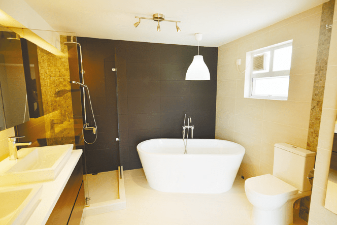 浴室设有淋浴间及浴缸上挂有一盏靓吊灯，令浸浴时更具气氛。
