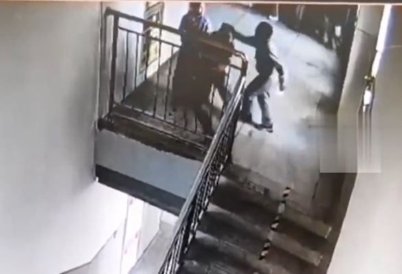 青海10歲小學生與同學玩耍時，撞穿樓梯護欄「倒插」落地命危。