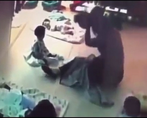 台中一托兒所發生恐怖虐兒事件，一名保母虐待幼兒，毆打重摔畫面曝光，事件仍在調查中。（網圖）
