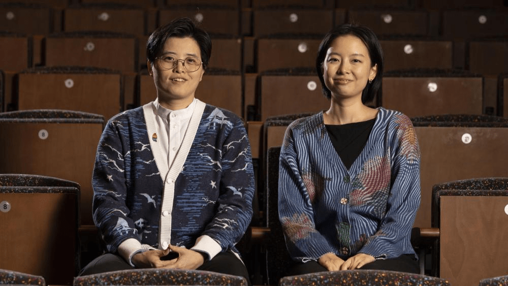 台灣作家楊双子（左）創作、譯者金翎憑《臺灣漫遊錄》得「布克國際獎」。  International Booker Prize