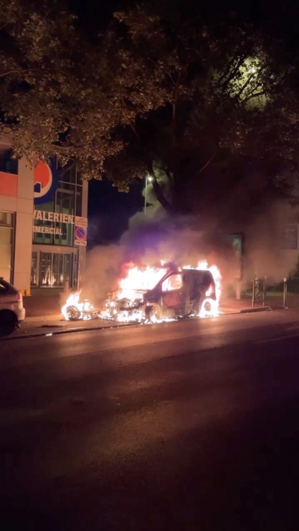 巴黎警射杀17岁少年引发示威冲突，有汽车被烧通顶。 路透社