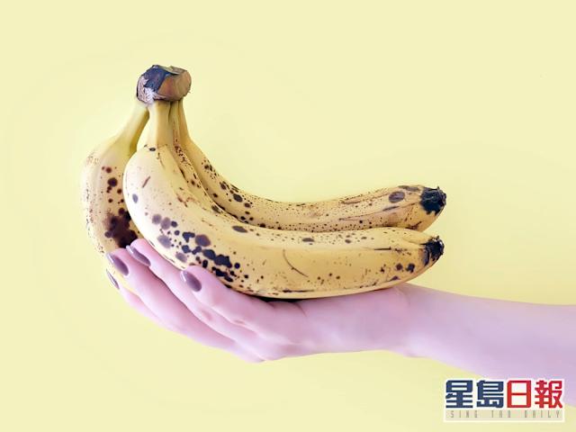 香蕉出现黑斑与果肉变色并非由于果蝇产卵所致，而是果实成熟的正常过程。