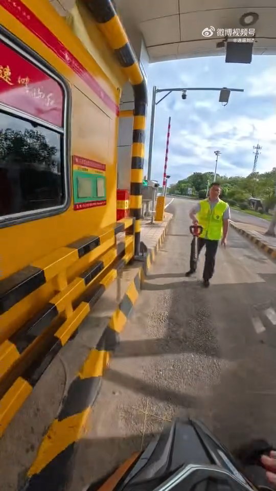 收費站職員手持電鋸截停企圖硬闖高速的電單車。