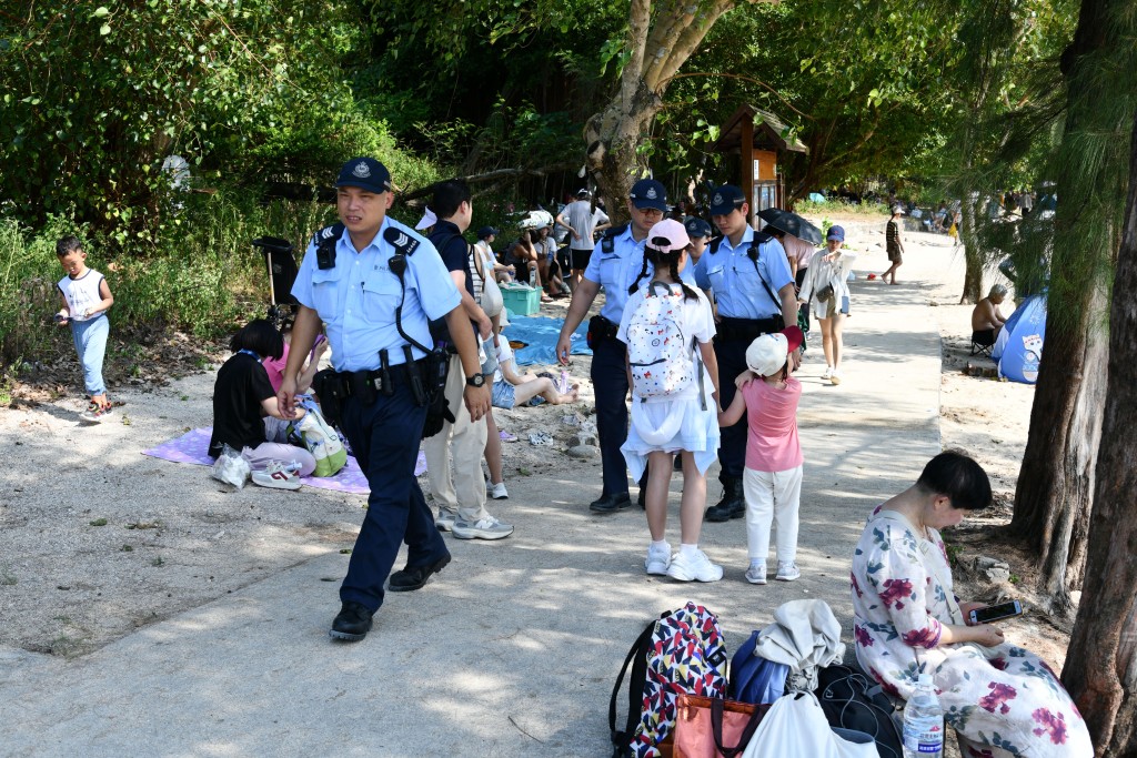 大量漁護署職員、警察在場巡邏，並提醒遊客愛護海洋。