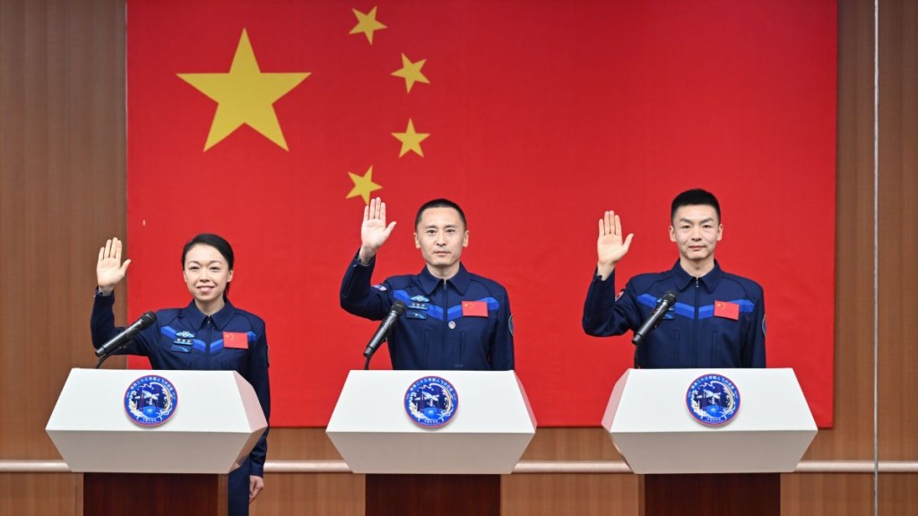 神舟二十三號航天員朱楊柱（中）、張志遠（右）、黎家盈在酒泉衛星發射中心問天閣與媒體記者集體見面。新華社