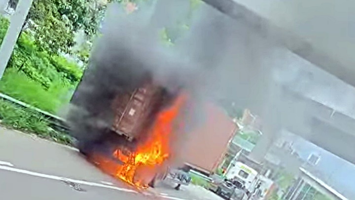 貨櫃車車尾起火。fb:馬路的事討論區