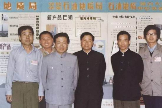 1985年5月，温家宝（右2）与朱训（右4）在一起。