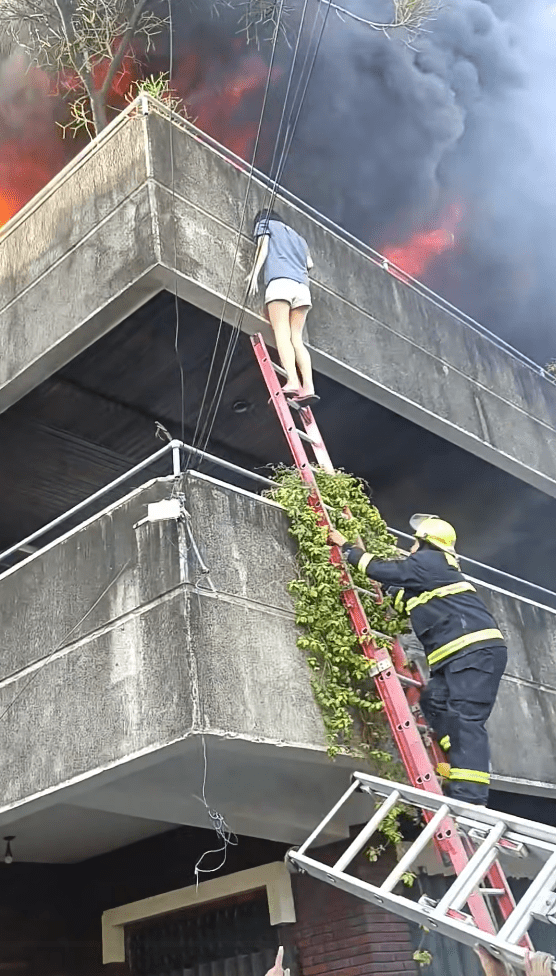 女子在消防員協助下驚險脫困。FB@IvyBaya 女子在消防員協助下驚險脫困。FB@IvyBaya