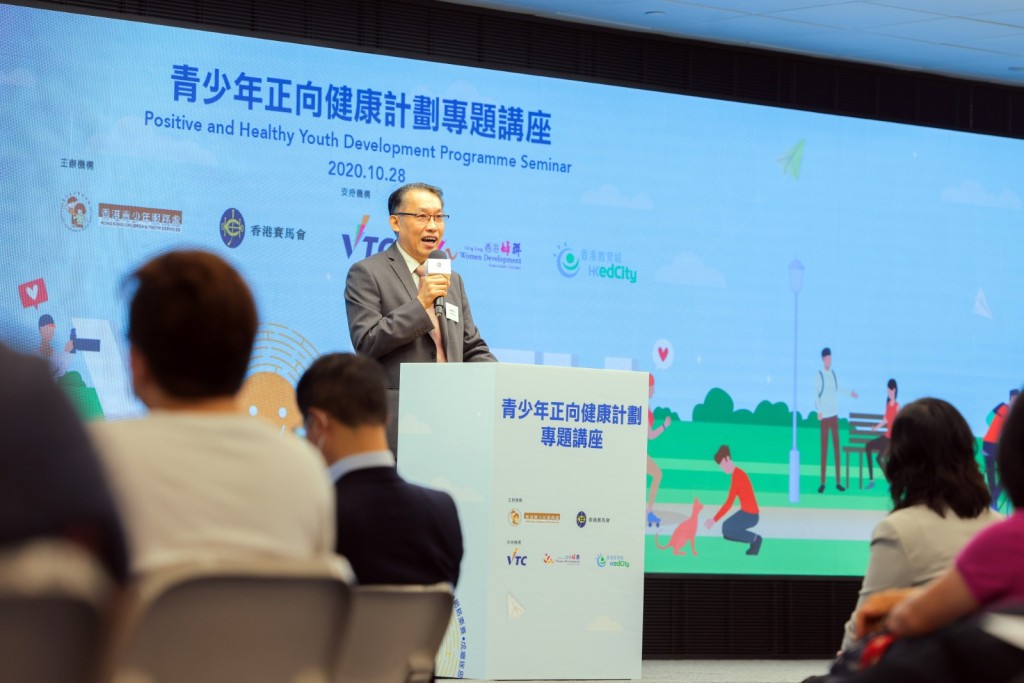 余国健不时到中学分享育儿之道。受访者提供 余国健不时到中学分享育儿之道。受访者提供