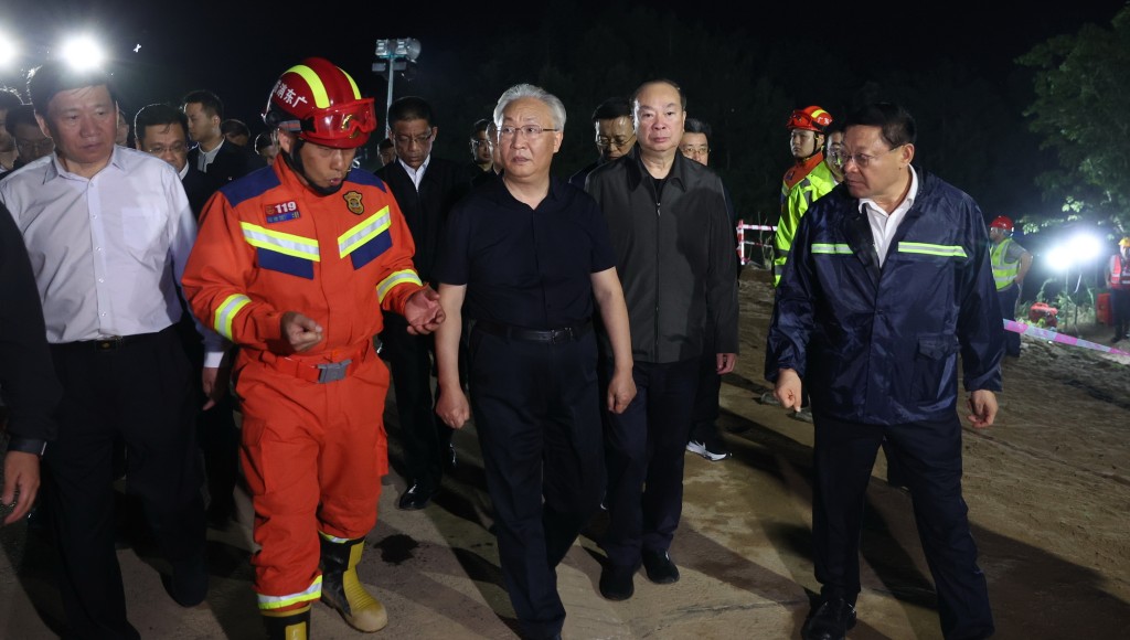 副總理張國清（左三）到梅州高速公路事故現場，廣東書記黃坤明（右二）陪同。