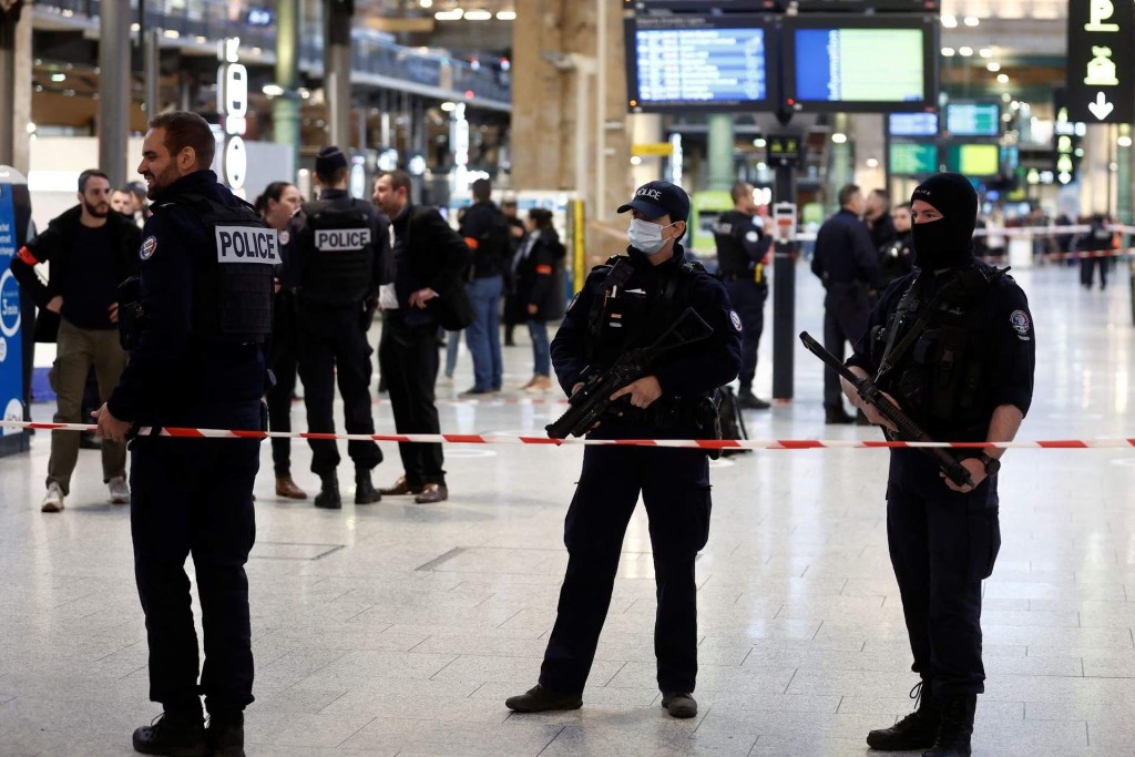 法國巴黎北站持刀傷人案，疑兇被警方開多槍制服。AP
