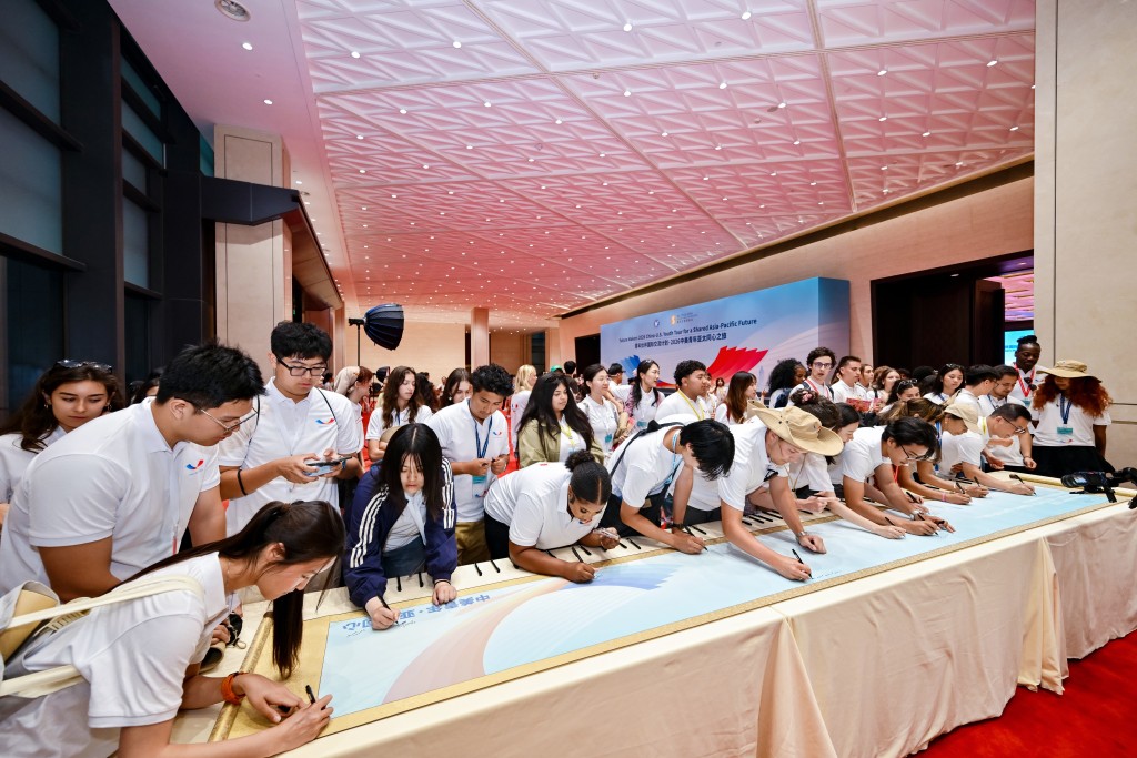 美國青年與曲阜師範大學及清華大學學生互動,以青年之行傳遞友誼,以青年之聲促進理解,為中美民間交流注入青春活力。 美國青年與曲阜師範大學及清華大學學生互動,以青年之行傳遞友誼,以青年之聲促進理解,為中美民間交流注入青春活力。