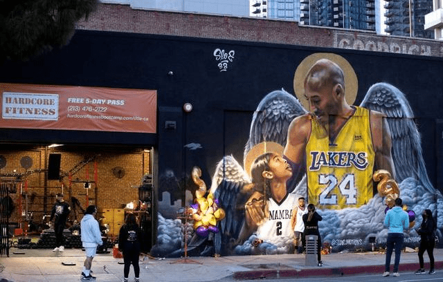 位于洛杉矶市中心一家健身房的外墙上，Kobe Bryant及女儿的巨型涂鸦已成为球迷聚集怀念高比拜仁的重要地标之一。路透社