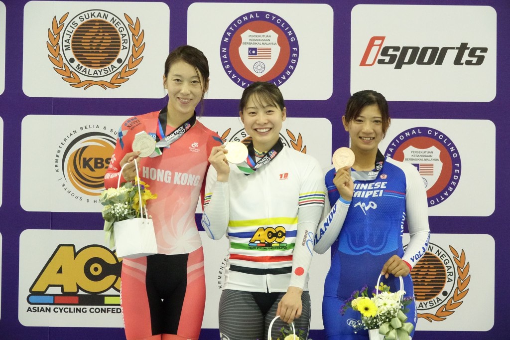 杨倩玉（左）在女子淘汰赛获得银牌。香港单车总会图片