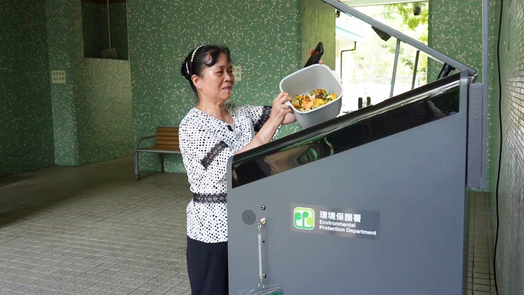 公屋居民黃女士養成回收廚餘習慣，她指邨內的智能廚餘回收桶距離其住所僅需一分鐘路程。