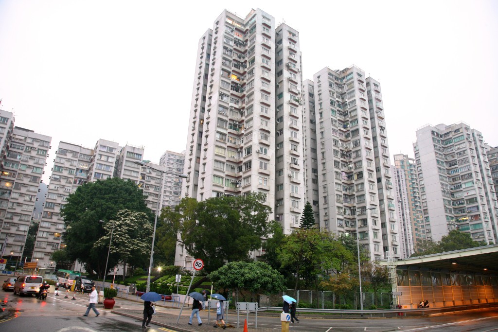 市傳過去活躍於住宅及車位市場的「師奶兵團」近日大手出貨,連沽4個深井青龍頭豪景花園車位,全部蝕讓離場。 市傳過去活躍於住宅及車位市場的「師奶兵團」近日大手出貨,連沽4個深井青龍頭豪景花園車位,全部蝕讓離場。
