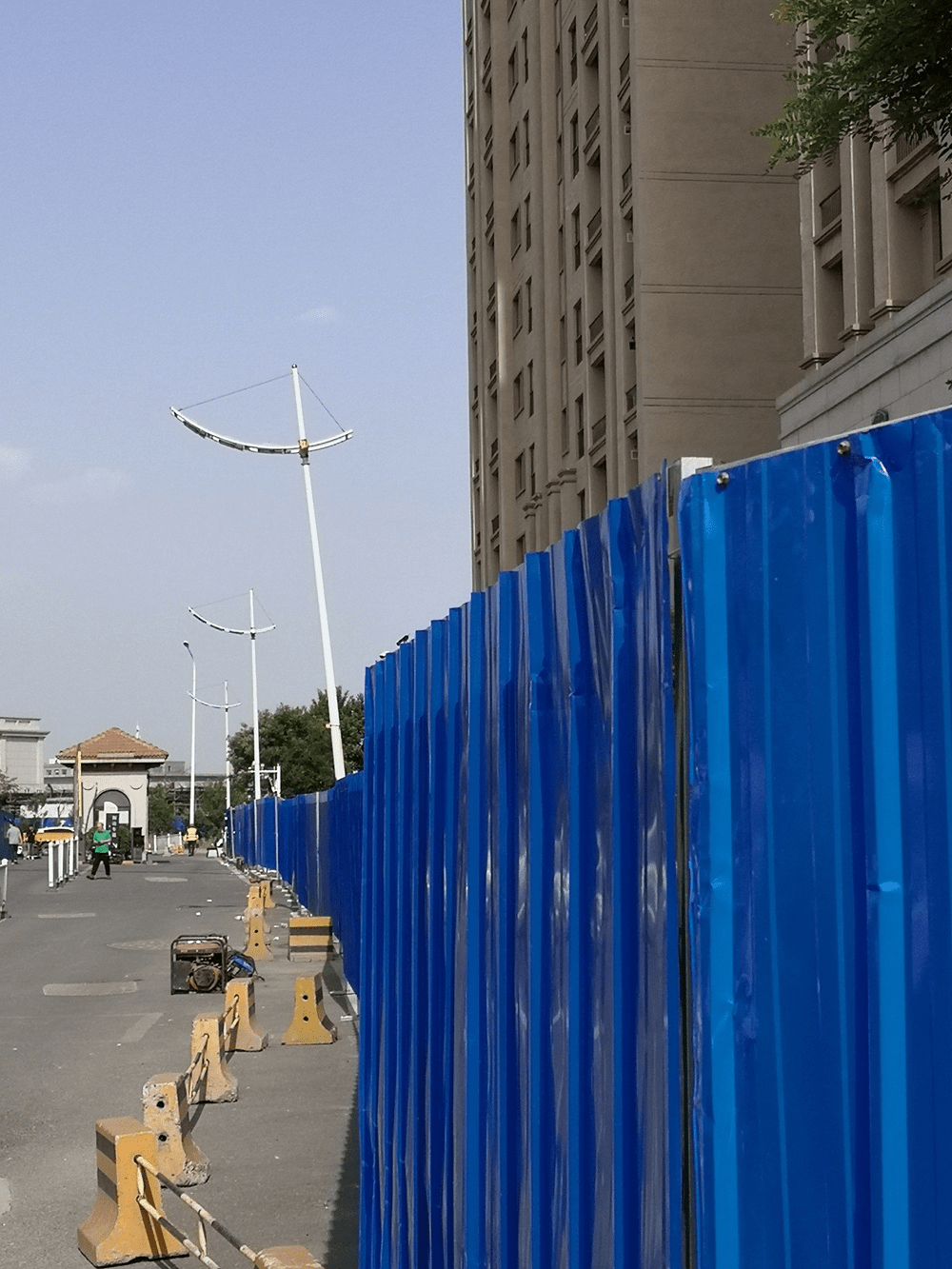 天津碧桂园受损楼栋前被蓝色铁皮板拦住。
