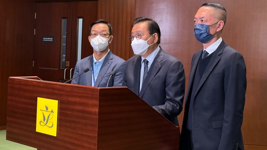 經民聯立法會議員林健鋒（中）、劉業強（左）、吳永嘉（右）見記者。 常彧璠攝