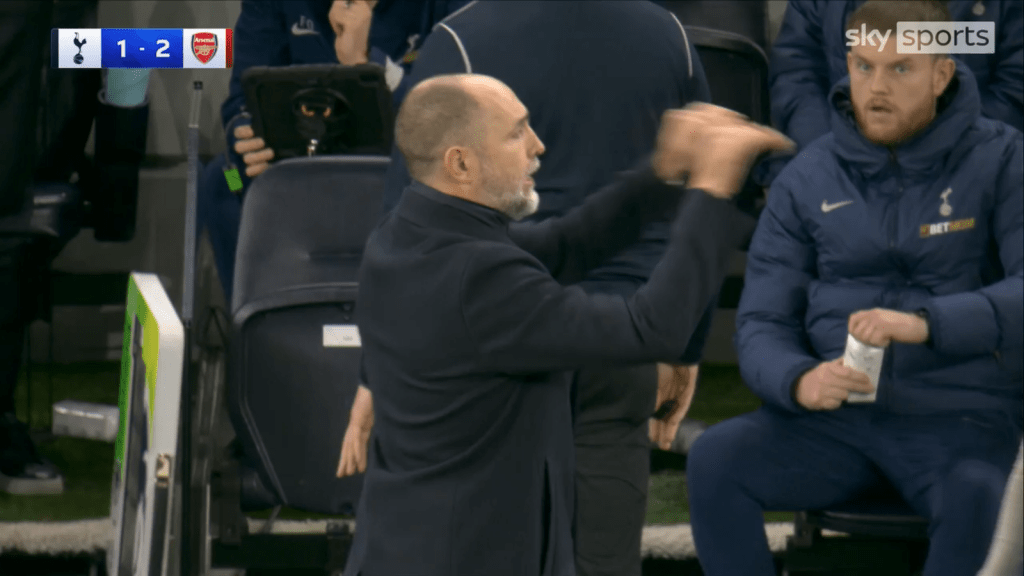 杜陀示意加比尔「插水」。影片截图