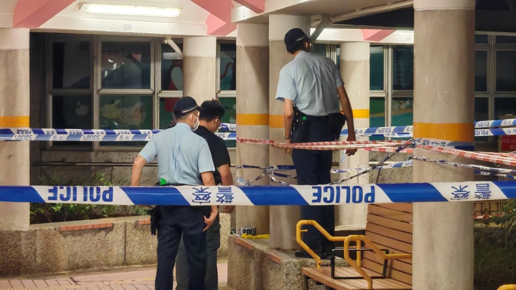 警方正調查事件，並封鎖大廈一帶進行調查。